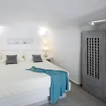 Luxury Santorini 1 Bedroom Stunning Sea Views & Outdoor Jacuzzi Villa *
