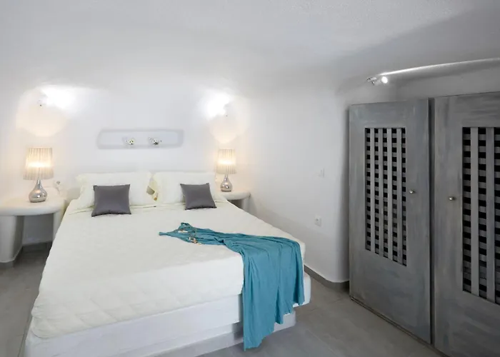 Luxury Santorini 1 Bedroom Stunning Sea Views & Outdoor Jacuzzi Villa *