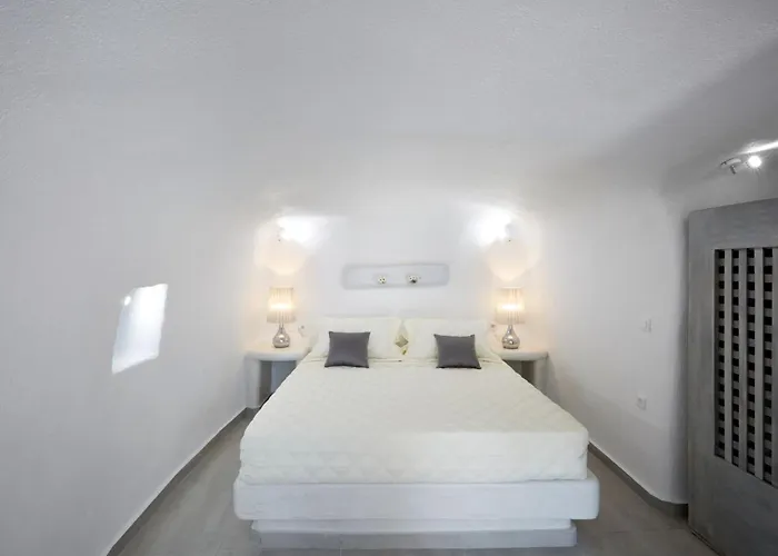 Luxury Santorini 1 Bedroom Stunning Sea Views & Outdoor Jacuzzi *